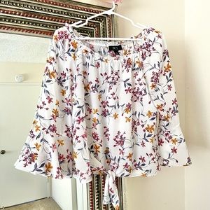 Like New✨ Floral Top Size Medium ~BCX